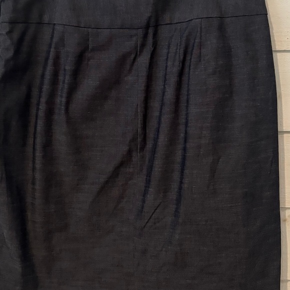 LOFT Ann Taylor Loft Dark Blue
Chambray Skirt Size 10. Pockets and size zip. - Picture 6 of 10